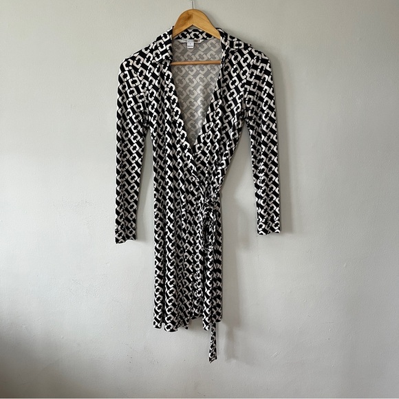 Diane Von Furstenberg Dresses & Skirts - Diane Von Furstenburg Black & White Classic Wrap Dress Size 6